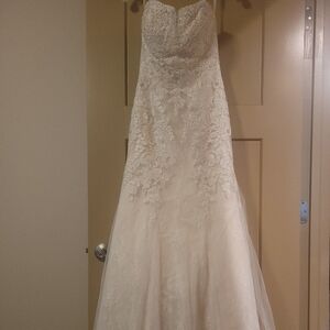 NEVER WORN wedding dress and veil